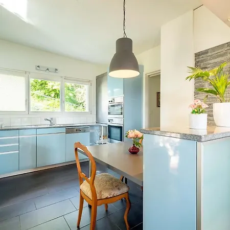 Cheerful 1 Bedroom For 2 People - Stunning View Maison d'hôtes